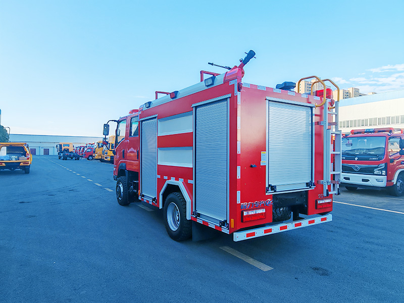 东风四驱3.5吨水罐消防车（全柴112KW）