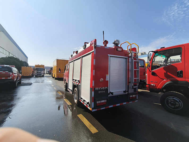 小多利卡2.5吨水罐消防车