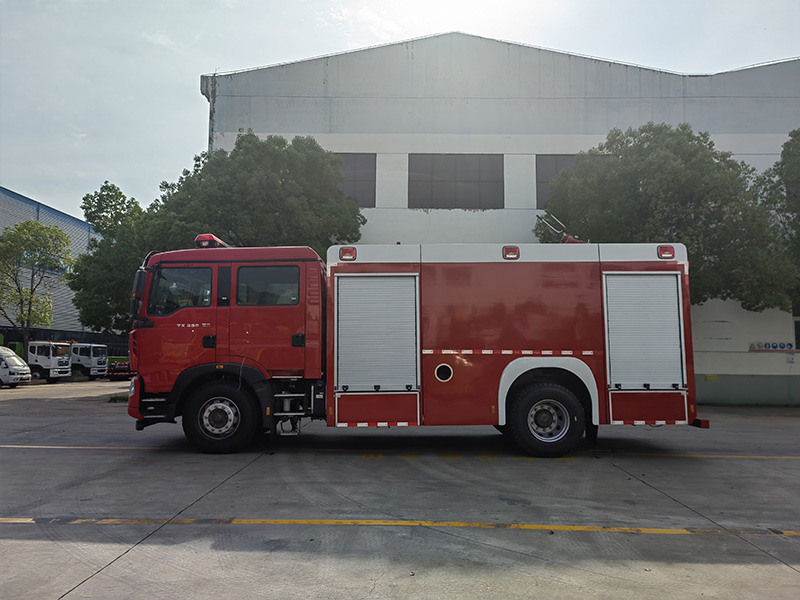 国六-重汽豪沃8吨泡沫消防车
